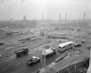 850443 Overzicht van de werkzaamheden voor de aanleg van een rotonde op het Westplein te Utrecht, vanaf de nieuwe ...